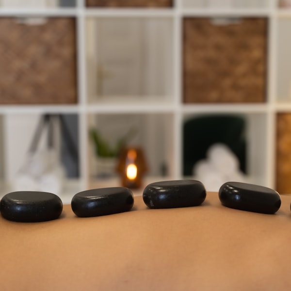 Pierres de basalte chaudes posées sur le dos lors d'un massage